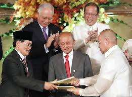 Pres Aquino and Malaysian Prime Minister Najib Razak applaud the signing ceremony