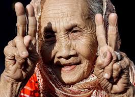 An old women gives us her peace sign.