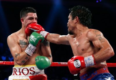 Manny peppers Rios' face with stinging hits. (Photo by balita.net.) 