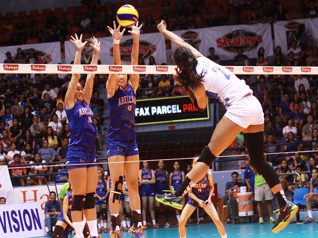 Alyssa tests the solid net defense of Arellano. (Jeff Venancio)