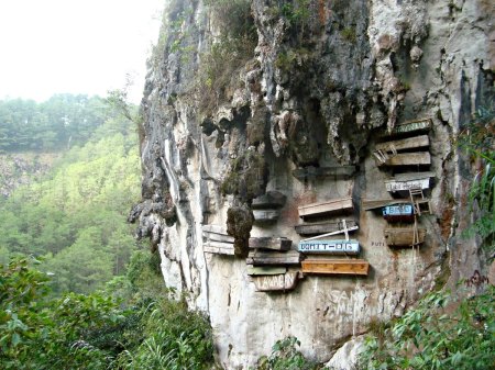 The hanging coffins of Sugong. (Courtesy of pinoyadventurista.com)