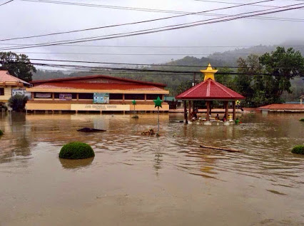 The town plaza is submerged. (Raul Philip Gatal)