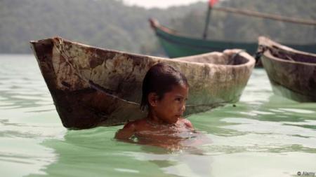 Myanmar sea-gypsies, the nomadic hunter-gatherers of South East Asia live their lives in or on water.  Young girl at play.. Image shot 2007. Exact date unknown.